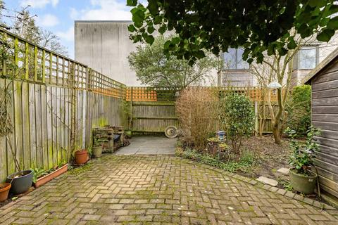 2 bedroom flat for sale, Lakeview Road, London SE27