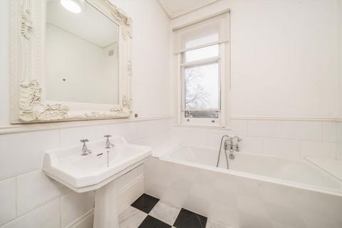 3 bedroom flat for sale, Copse Hill, London SW20