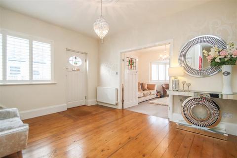 6 bedroom detached bungalow to rent, Crosby Road, Westcliff-On-Sea