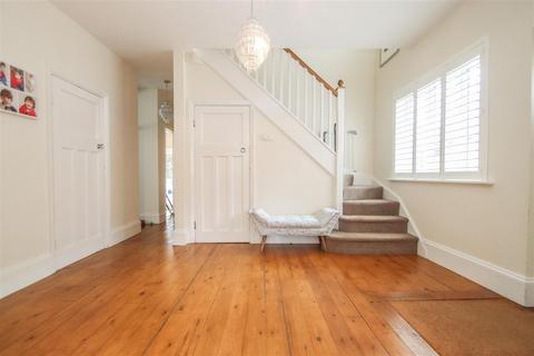 6 bedroom detached bungalow to rent, Crosby Road, Westcliff-On-Sea