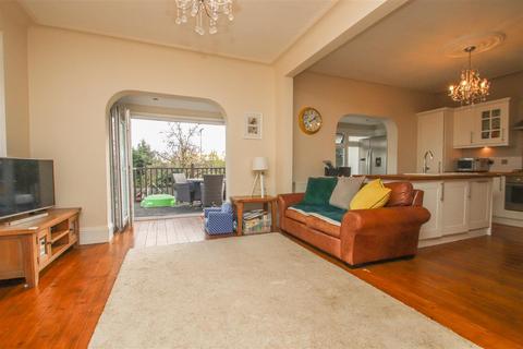 6 bedroom detached bungalow to rent, Crosby Road, Westcliff-On-Sea