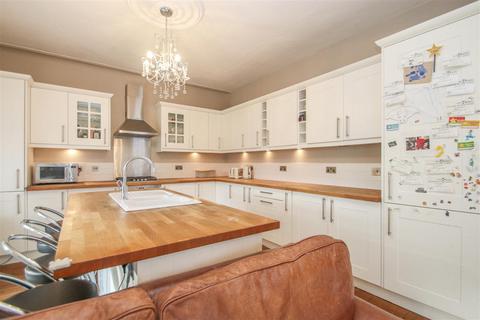 6 bedroom detached bungalow to rent, Crosby Road, Westcliff-On-Sea
