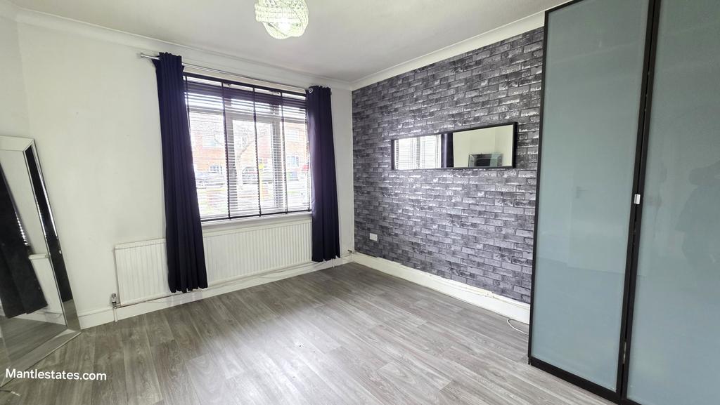 Front bedroom (2)