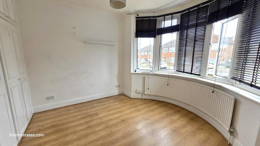 Front bedroom (1)