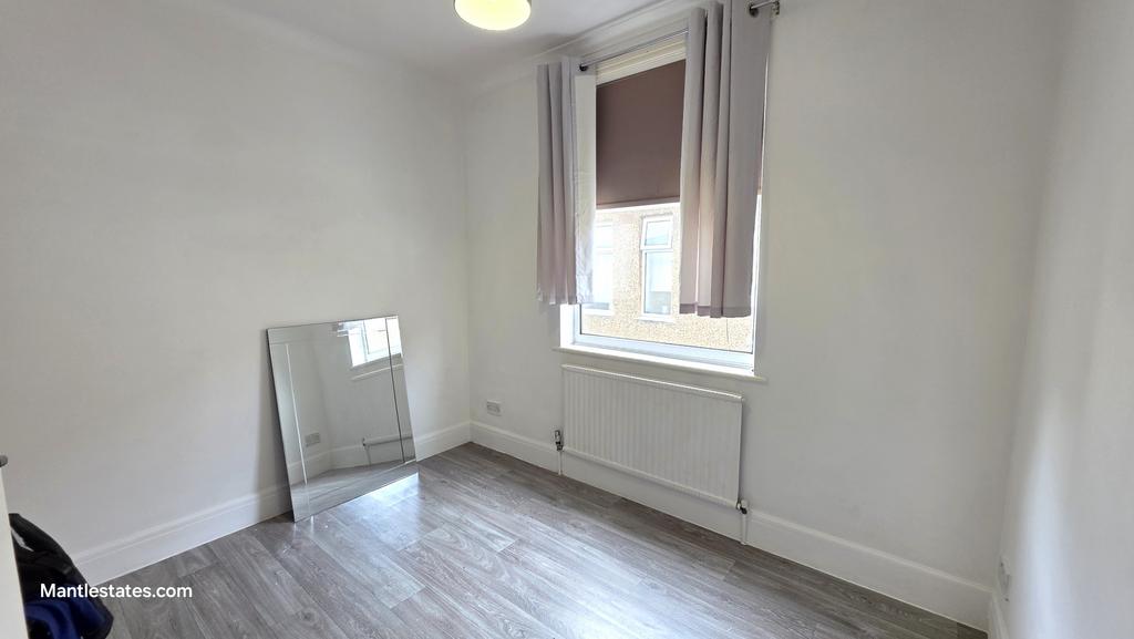 Middle bedroom (3)