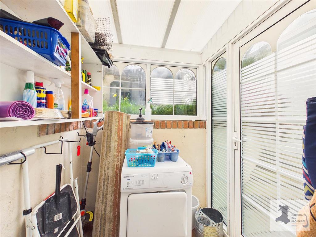 Utility/side porch