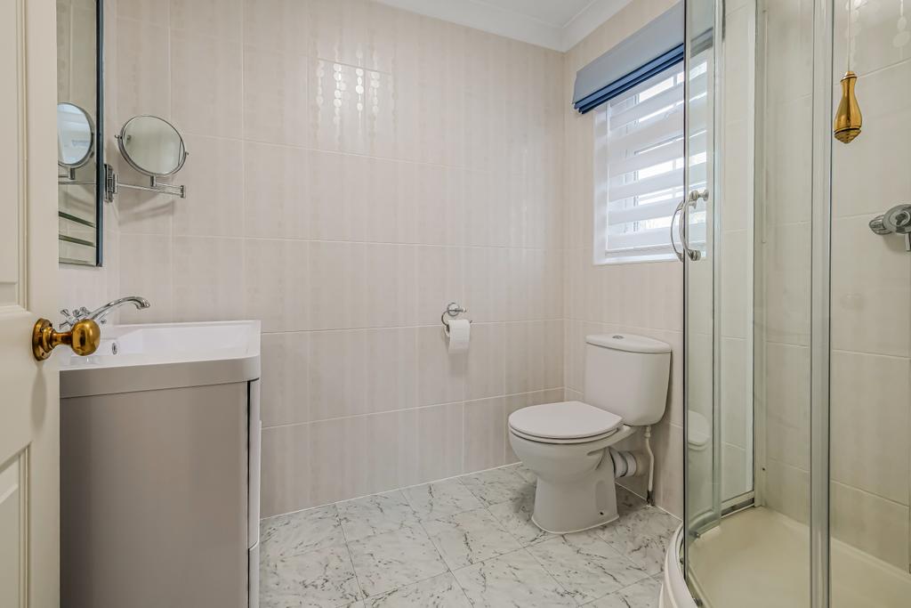 Ensuite- Bed 1