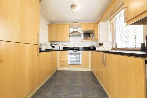 2 bedroom flat to rent, Cassilis Road, London E14