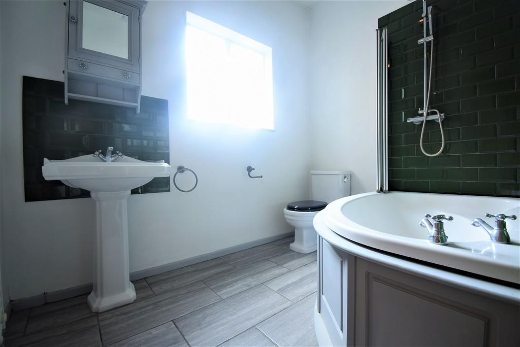 Main Bathroom Shot1