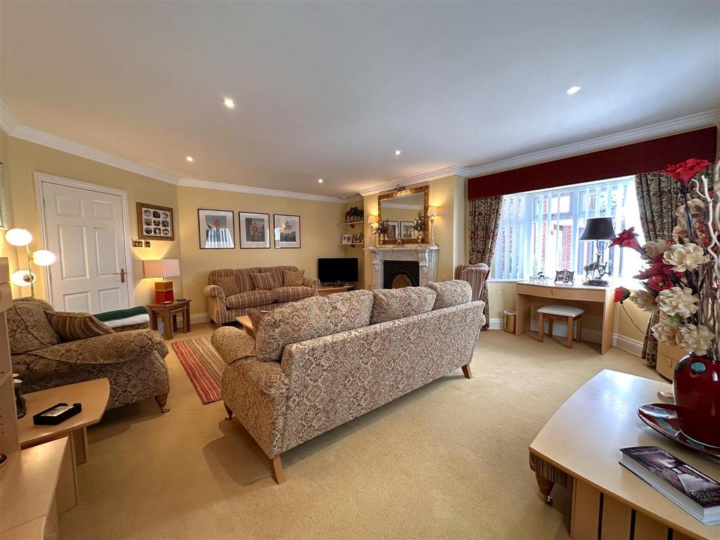 Bay-Fronted Lounge 354