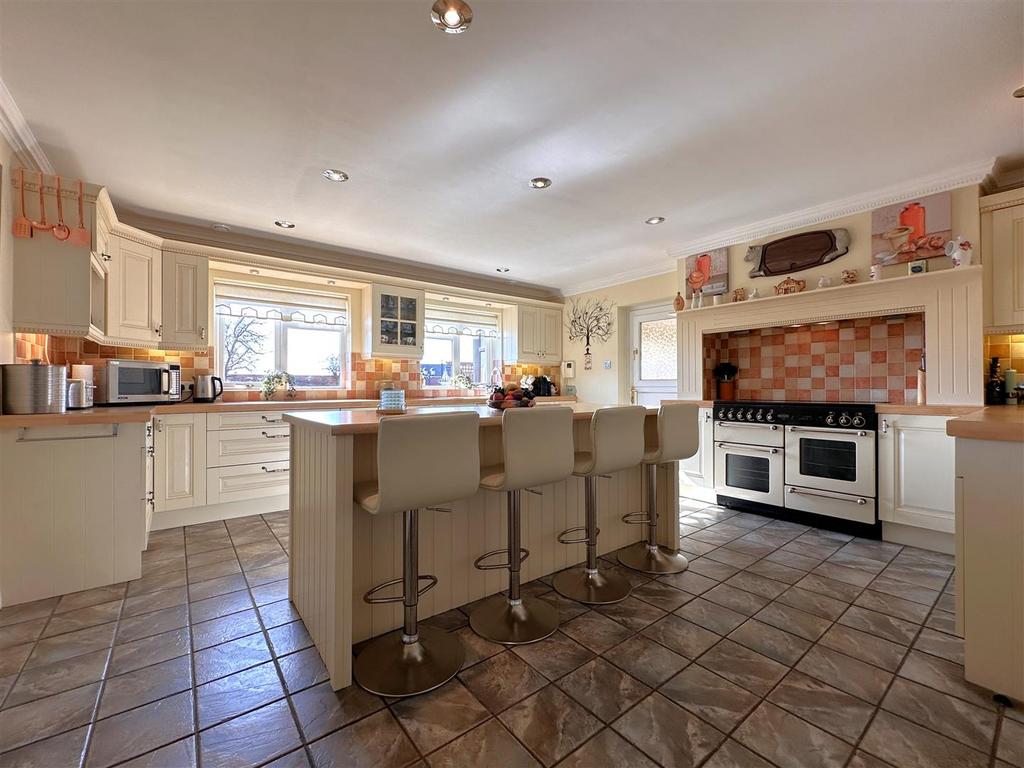 Spacious Dining Kitchen 330