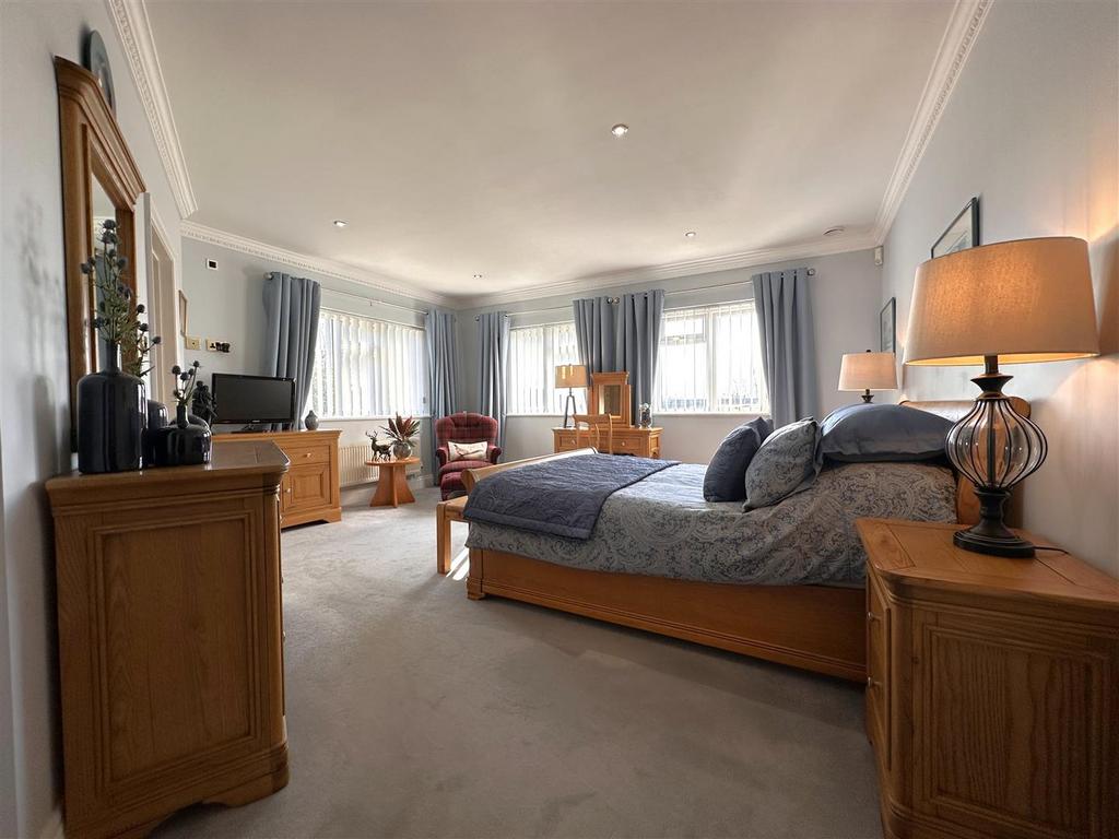Dual-Aspect Master Bedroom 225