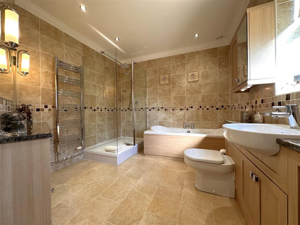 Four-Piece Master En-Suite 251
