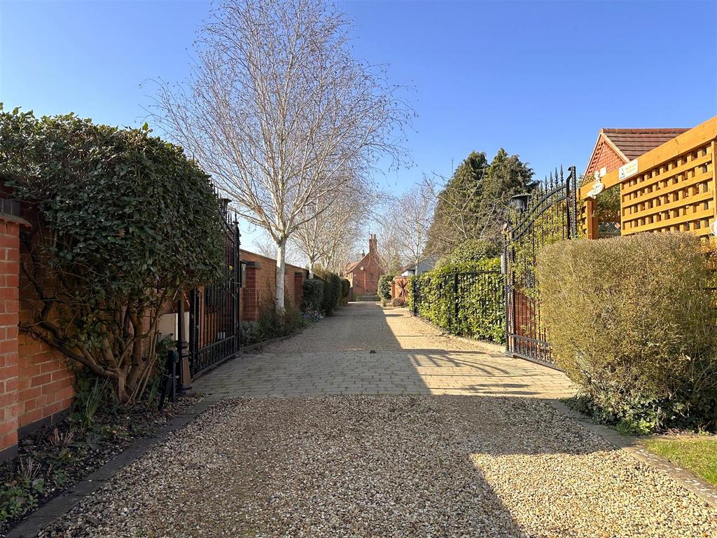 Private Gated Driveway 417