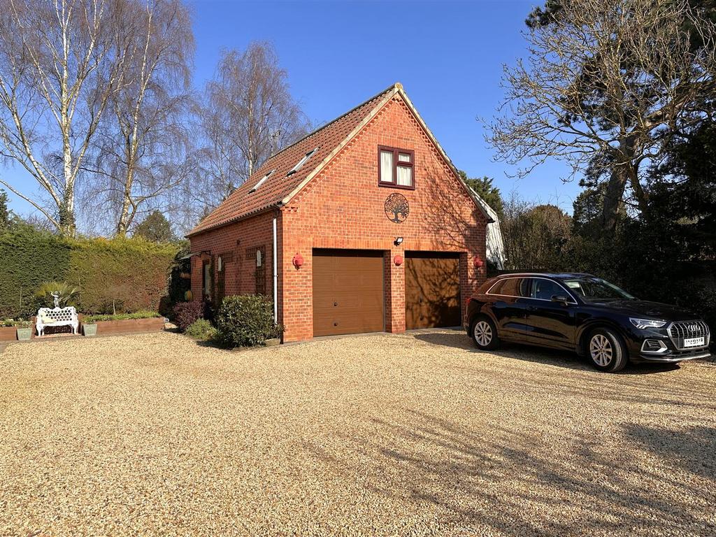 DOUBLE GARAGE & ANNEXE 472