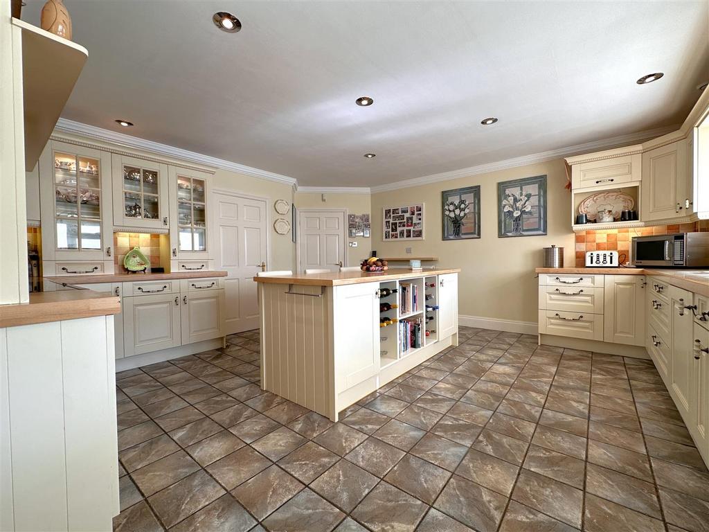 Expansive Kitchen 299