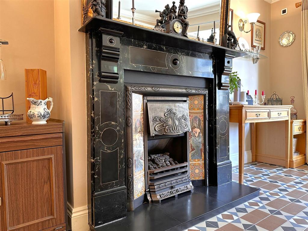 Attractive Gas Feature Fireplace 369