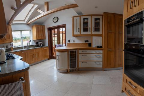 4 bedroom detached house for sale, Bishops Place, The Street, Wickham Bishops