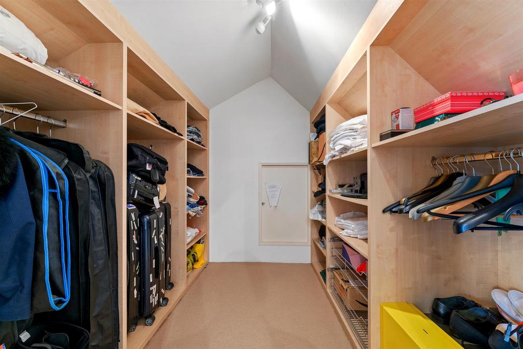 Bed 2 Walk in Wardrobe