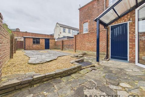 3 bedroom terraced house to rent, Victoria Grove, Southsea