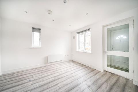 1 bedroom house to rent, Beaulieu Close, Hounslow TW4