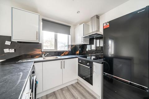 1 bedroom house to rent, Beaulieu Close, Hounslow TW4