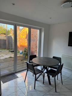 4 bedroom terraced house to rent, Salisbury Road, Reading