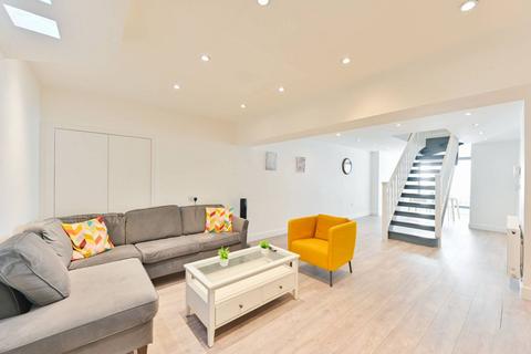 2 bedroom maisonette for sale, St John's Hill, Clapham Junction, London, SW11