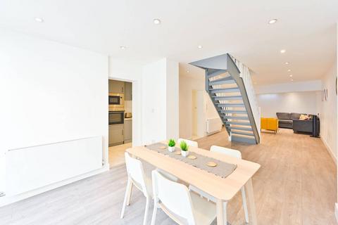 2 bedroom maisonette for sale, St John's Hill, Clapham Junction, London, SW11