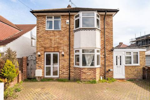4 bedroom detached house to rent, Gloucester Road, Feltham, TW13