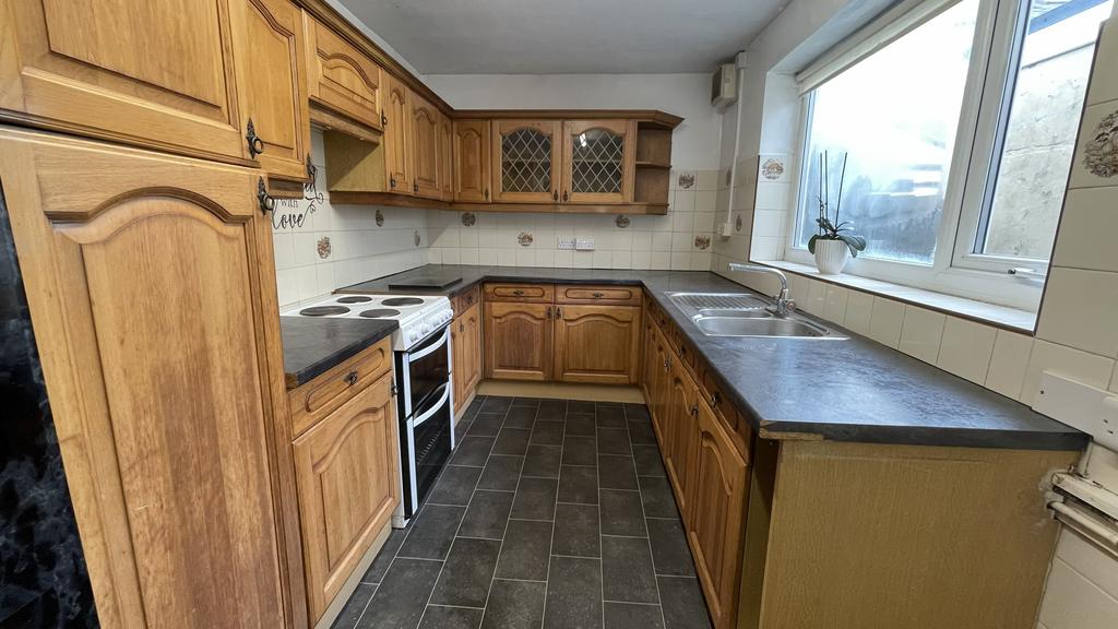 40 Ferndale Rd. Burnley BB10 3 EP Kitchen 01...