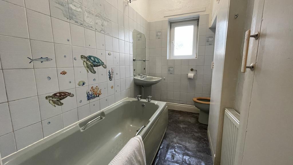 40 Ferndale Rd. Burnley BB10 3 EP Bathroom 01...