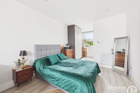 Studio to rent, Kilburn High Road, London, NW6