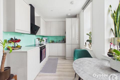 Studio to rent, Kilburn High Road, London, NW6