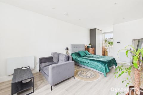 Studio to rent, Kilburn High Road, London, NW6