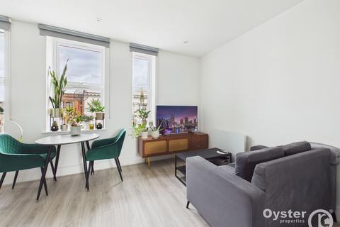 Studio to rent, Kilburn High Road, London, NW6