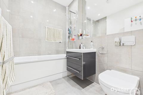 Studio to rent, Kilburn High Road, London, NW6