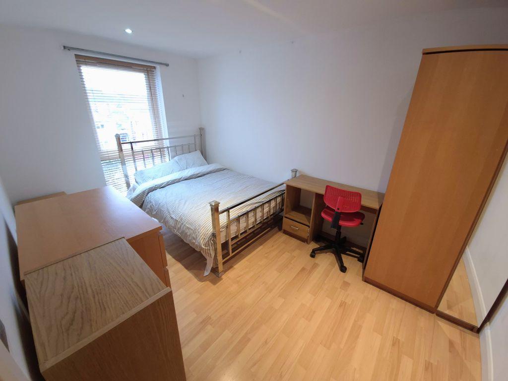 Apartment in Leeds, Hyde Park, West Yorkshire - More