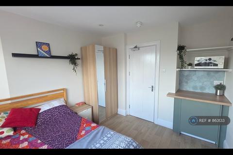 1 bedroom in a house share to rent, South Norwood Hill, London, SE25