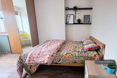 1 bedroom in a house share to rent, South Norwood Hill, London, SE25