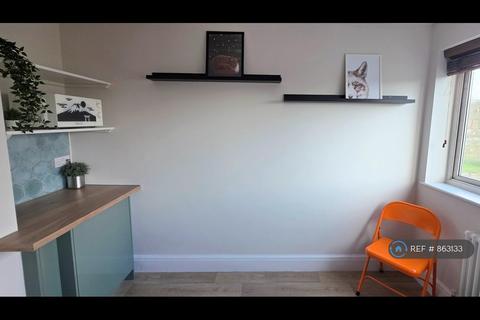 1 bedroom in a house share to rent, South Norwood Hill, London, SE25