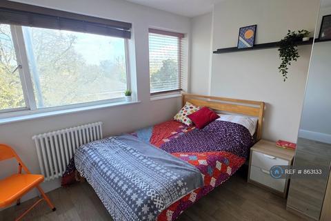 1 bedroom in a house share to rent, South Norwood Hill, London, SE25