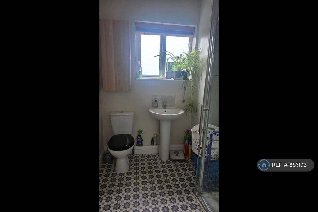 Shared Bathroom (Room 2 And 3)