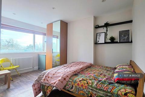 1 bedroom in a house share to rent, South Norwood Hill, London, SE25