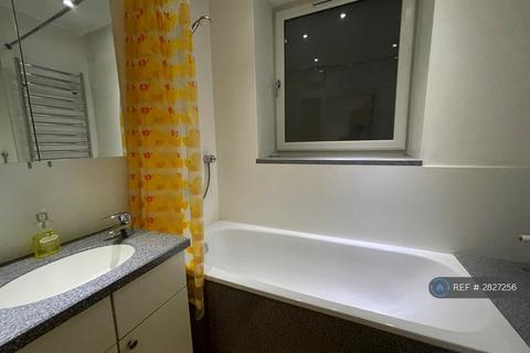 1 bedroom flat to rent, Queen Court, London, WC1N
