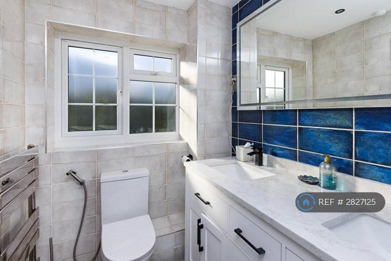 Ensuite-Bedroom 2 - Master