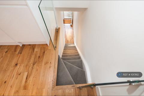 1 bedroom flat to rent, Bloemfontein Road, London, W12