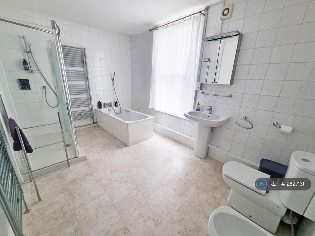 1st Floor Bathroom - Full Bathroom Suite