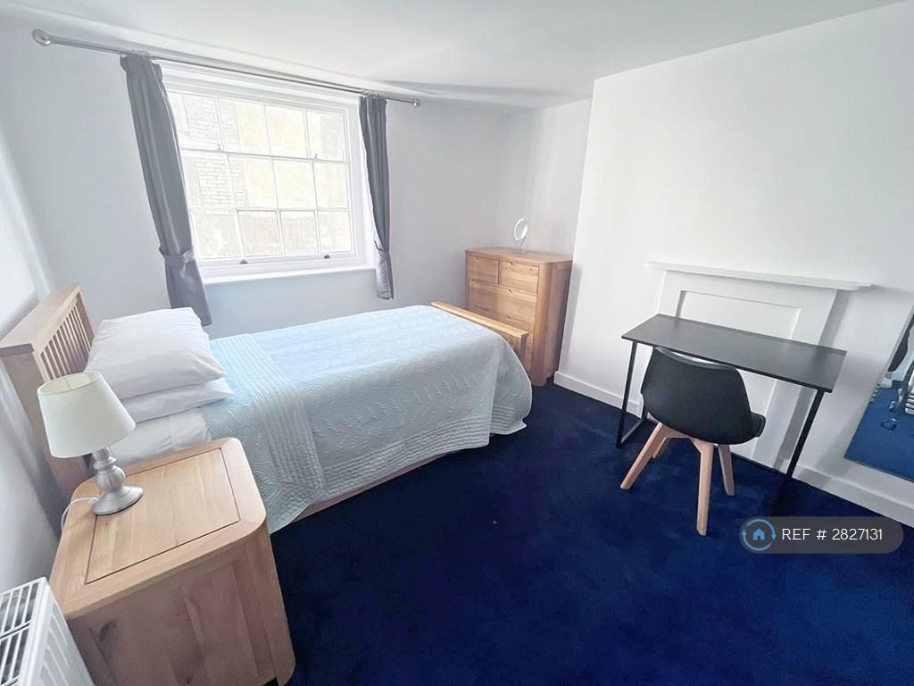 3rd Floor Double (Rear) - Trundle Bed