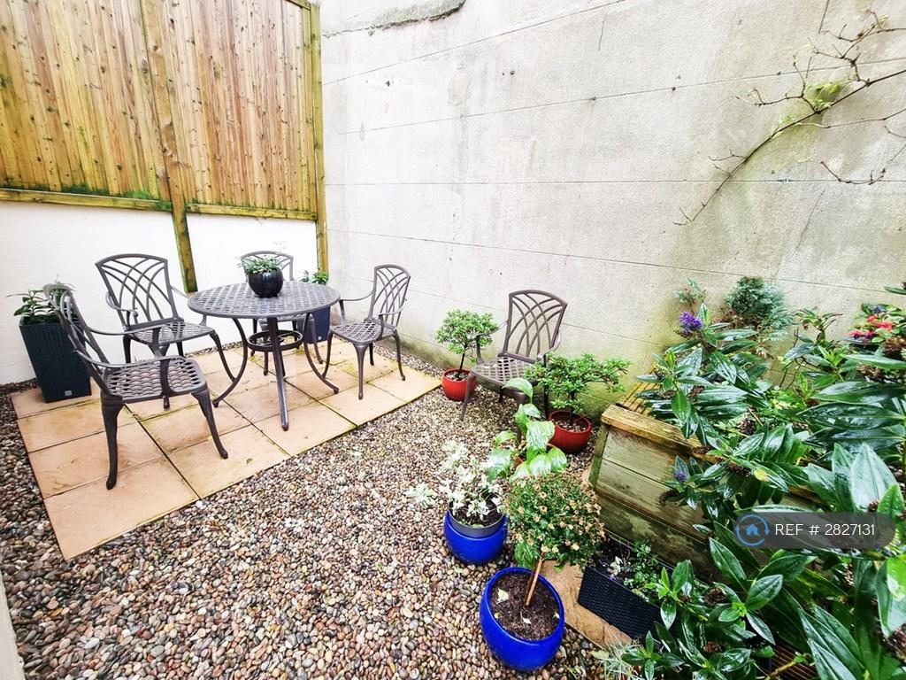 Garden Patio - Seating For 7